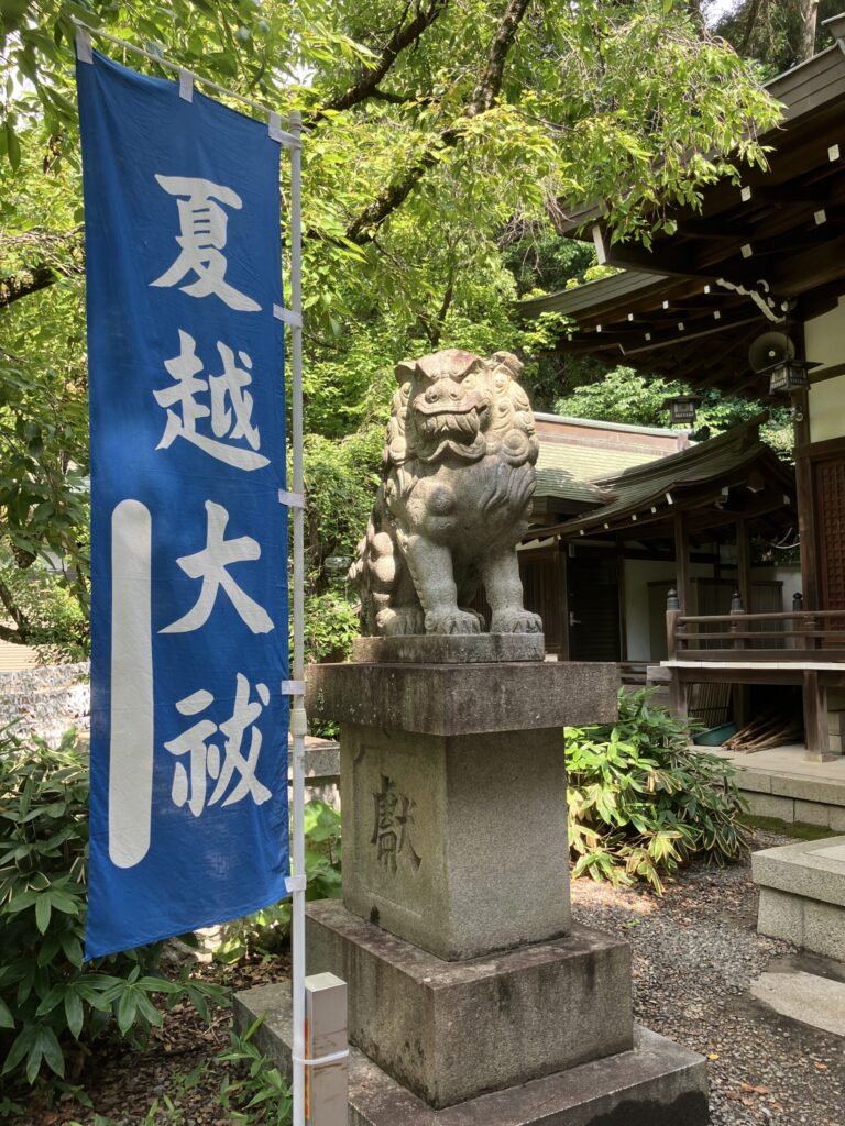 Komainu (left)