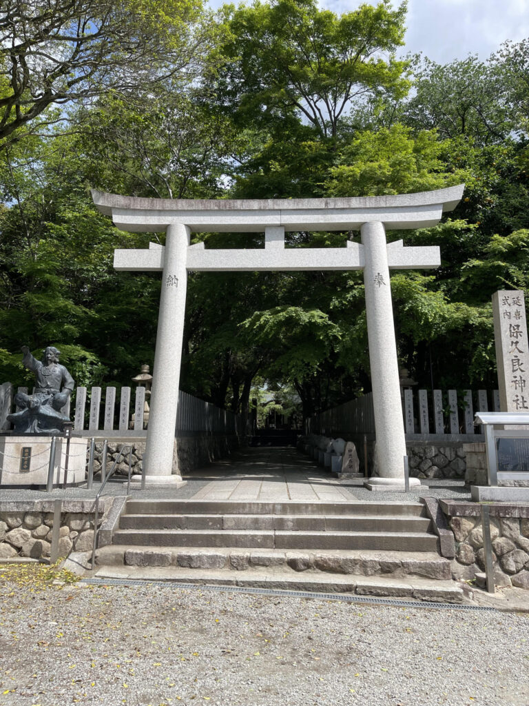 Torii gate and statue of Shiinetsuhiko